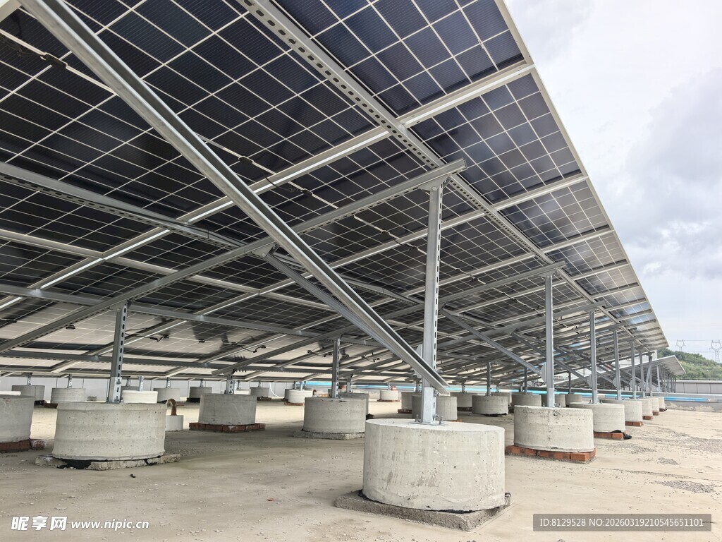 大型太阳能光伏板阵列