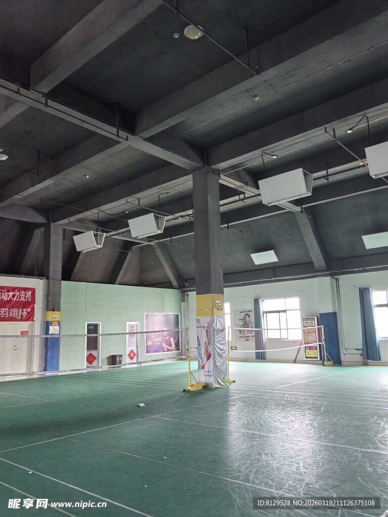 室内羽毛球场地全景