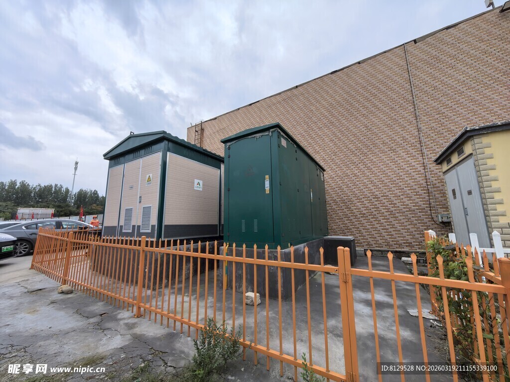 户外绿色小屋与橙色围栏