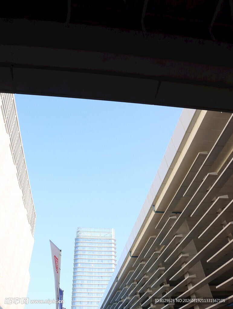 桥下视角看城市建筑