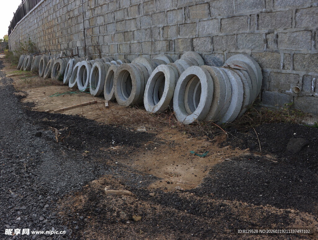 墙边排列的水泥管道