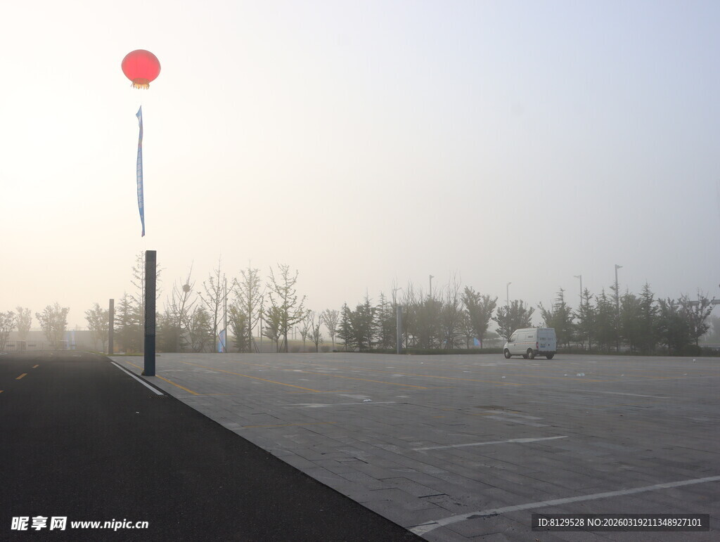 空旷场地的红色气球