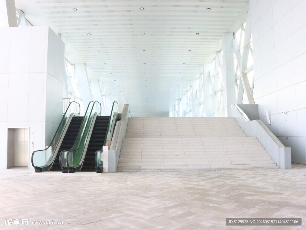 现代商场内的自动扶梯场景