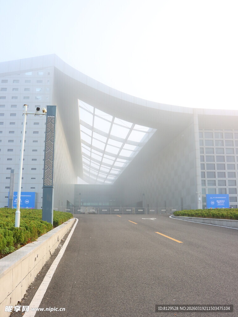 现代建筑前的空旷道路