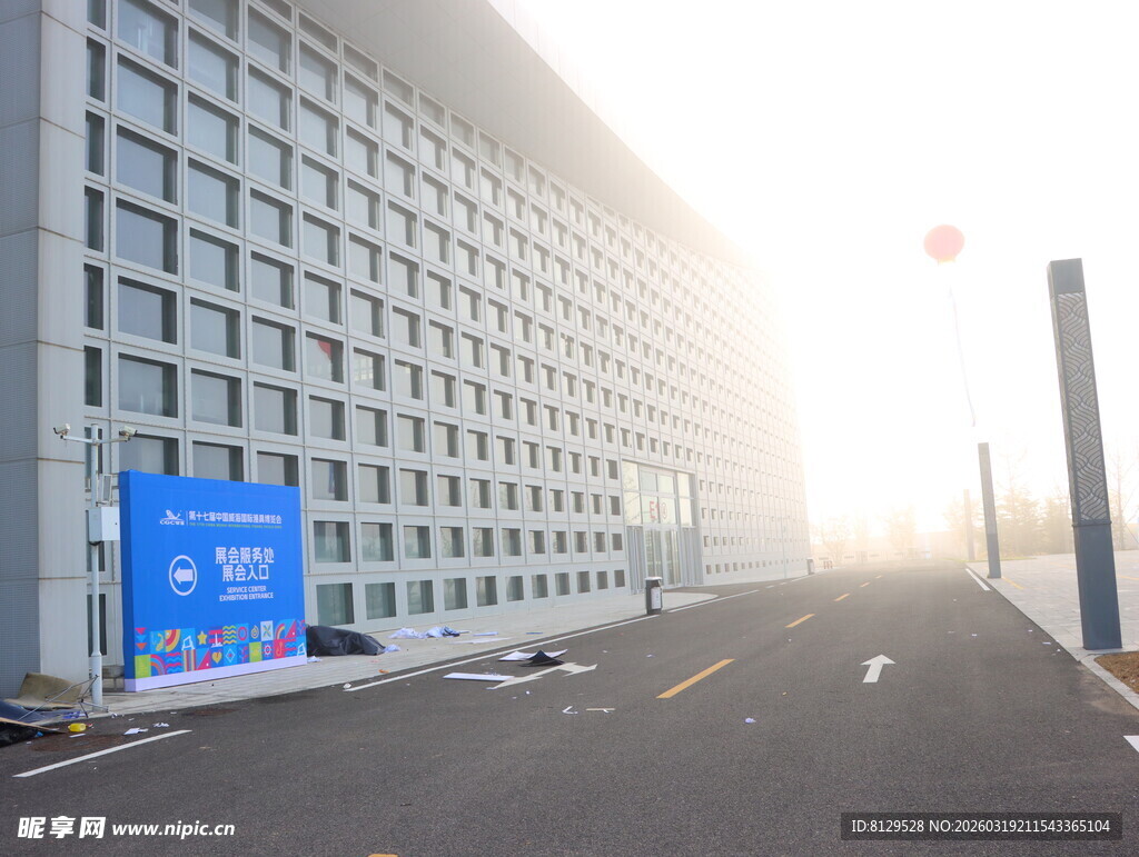 现代大楼前的宽阔道路