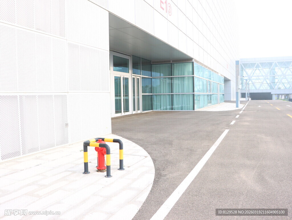 现代建筑旁的道路与设施