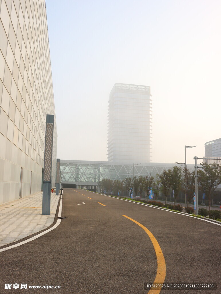 雾中城市道路与高楼景象