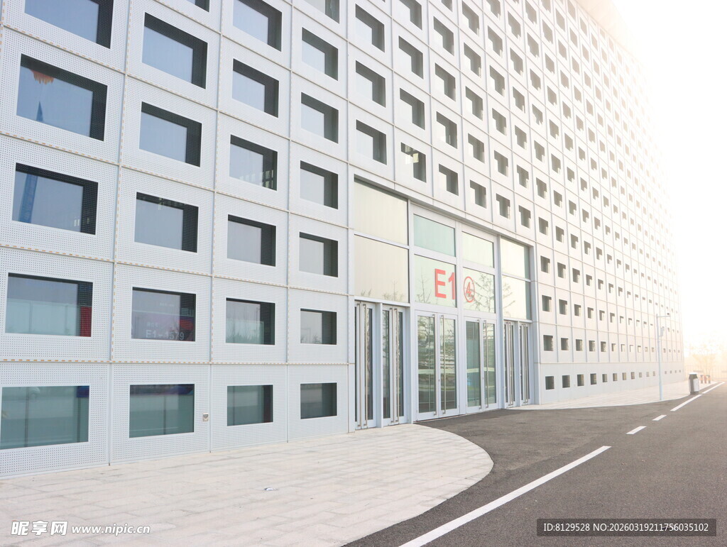 现代白色高楼建筑外观