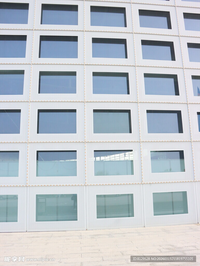 现代建筑规整窗户外观