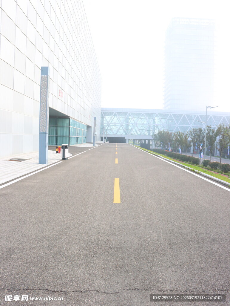 宽阔厂区道路环境整洁