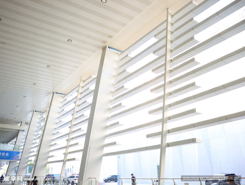 现代机场候机厅明亮内部