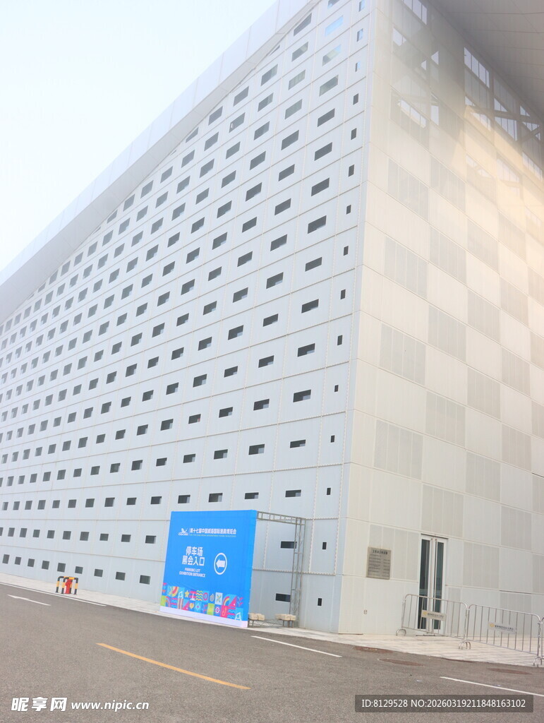 大型白色建筑外观