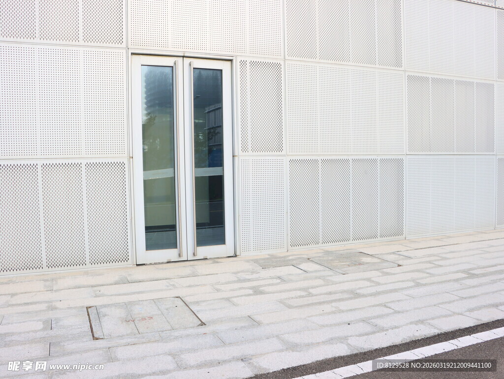 现代风格户外玻璃门场景