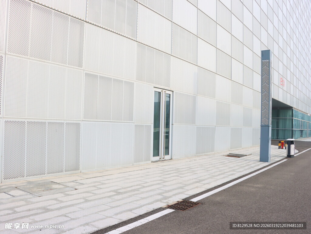 现代建筑外观的简洁场景