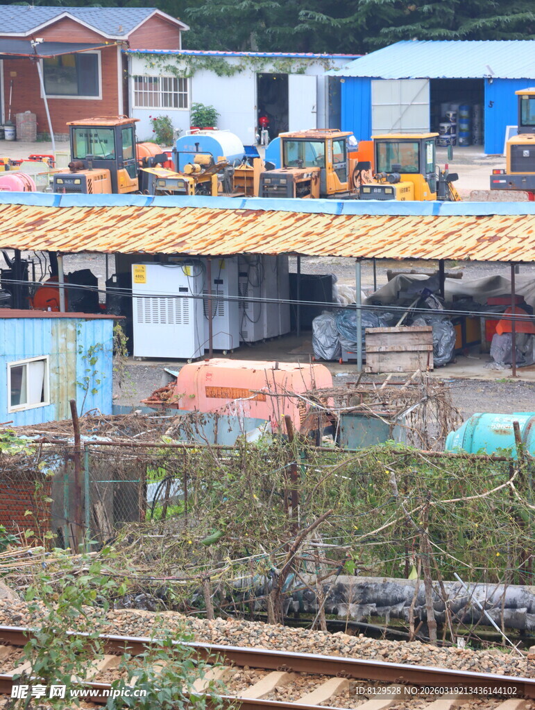 铁路旁的多彩民居景观