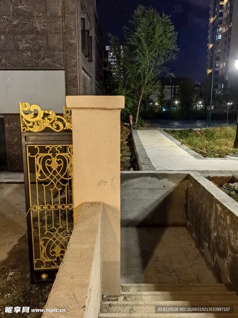 夜晚精致雕花楼梯景观