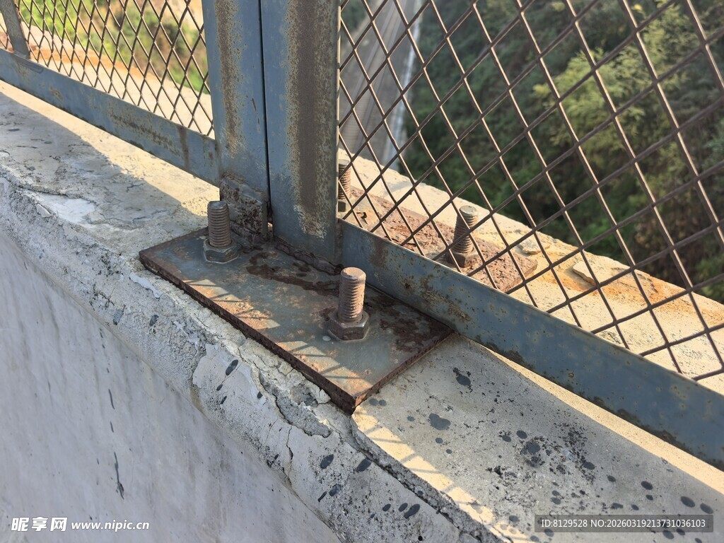 破损的围栏连接处