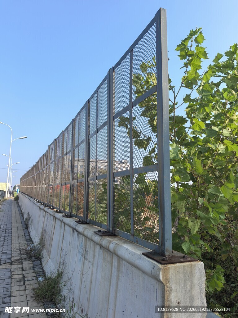 户外金属围栏与绿植景观