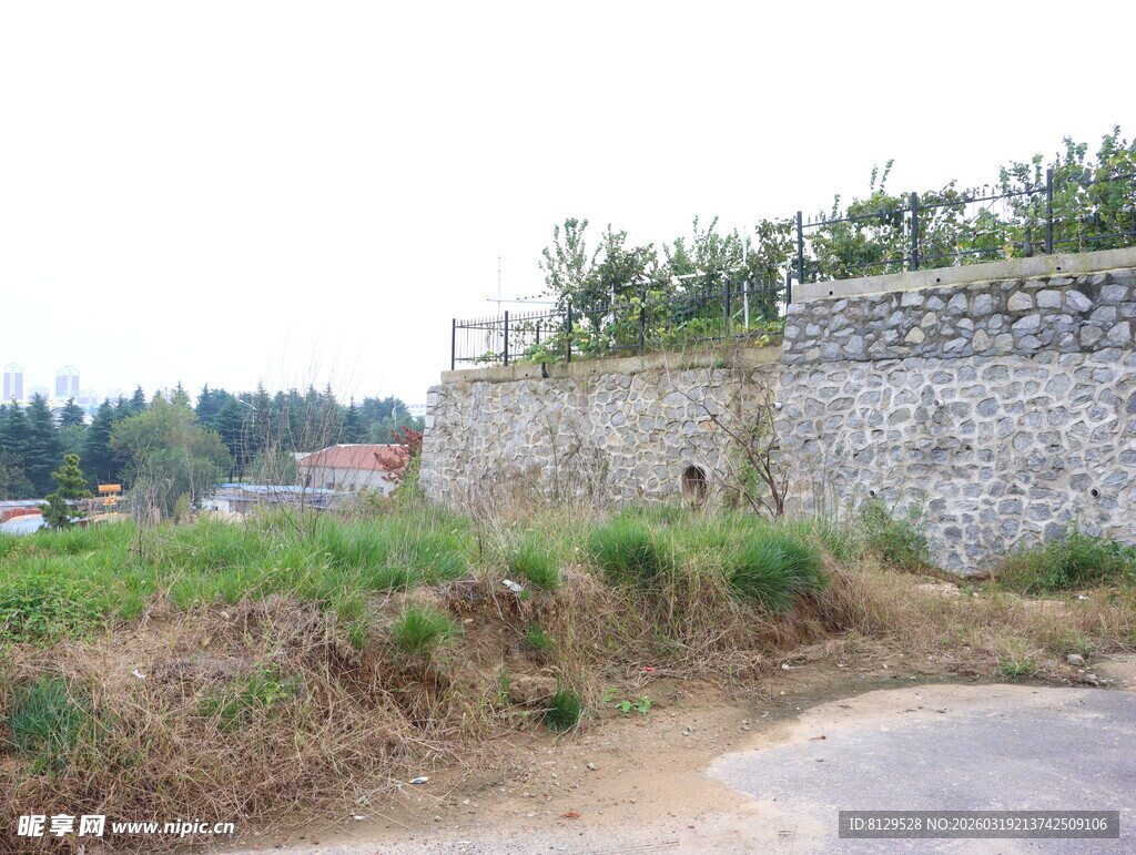 乡村石墙旁的小路