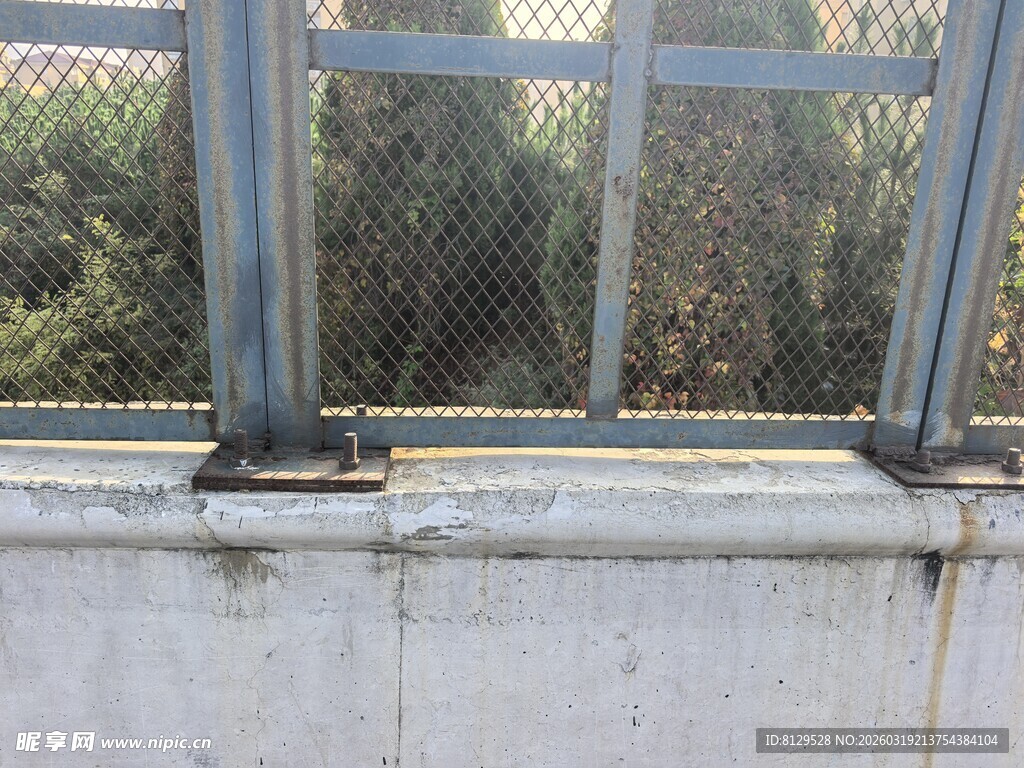 金属围栏下的水泥基座