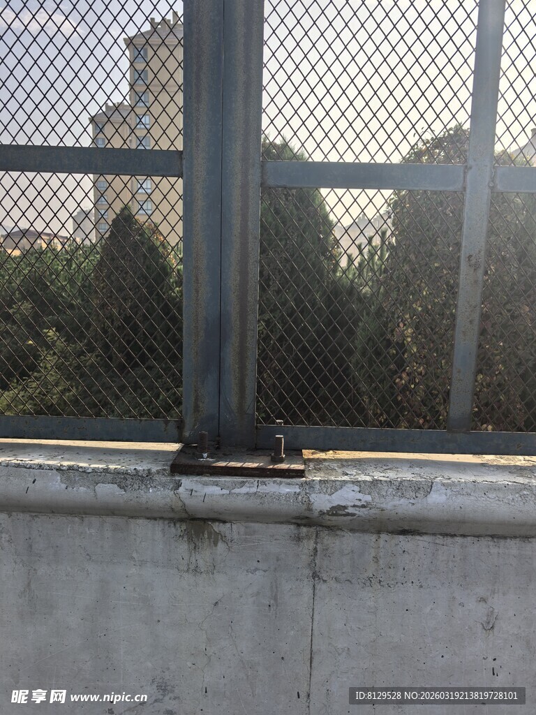 围栏下的城市景象