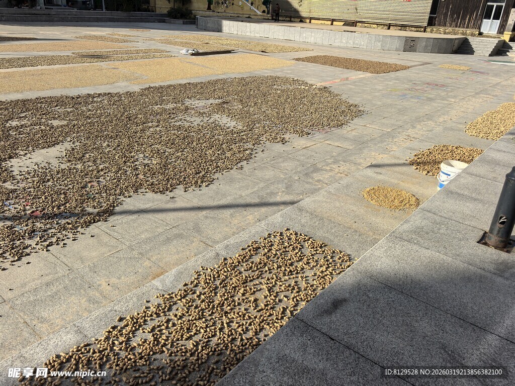 地面铺设的碎石材料