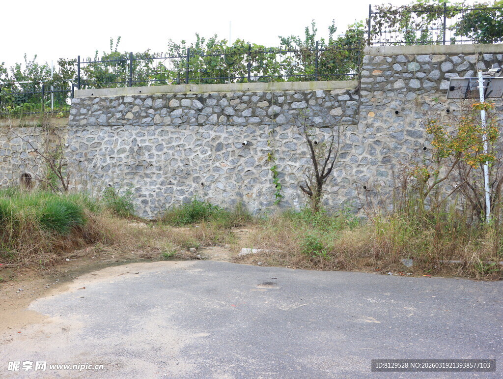石砌围墙旁的乡间道路