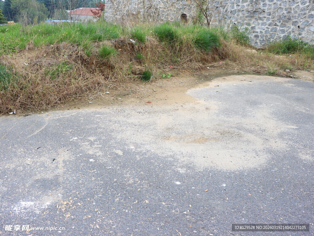 道路旁的破损土坡