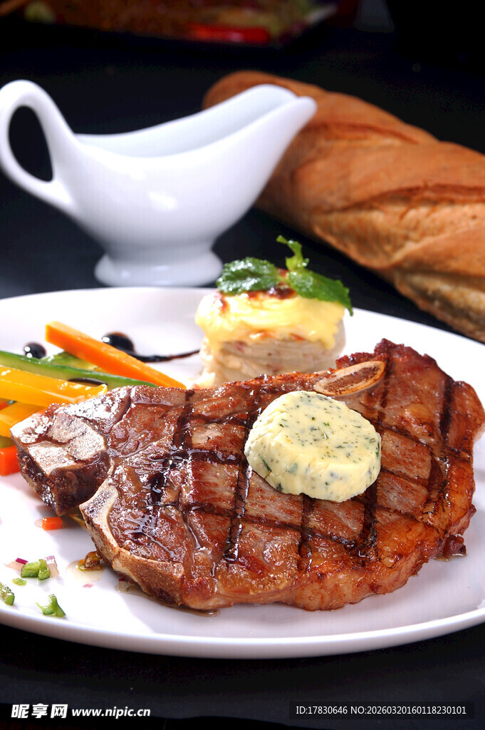 美味牛排搭配丰富配菜