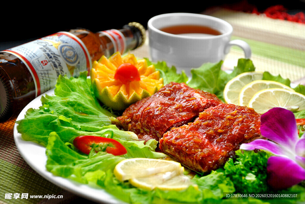 美味烤肉配啤酒与热茶
