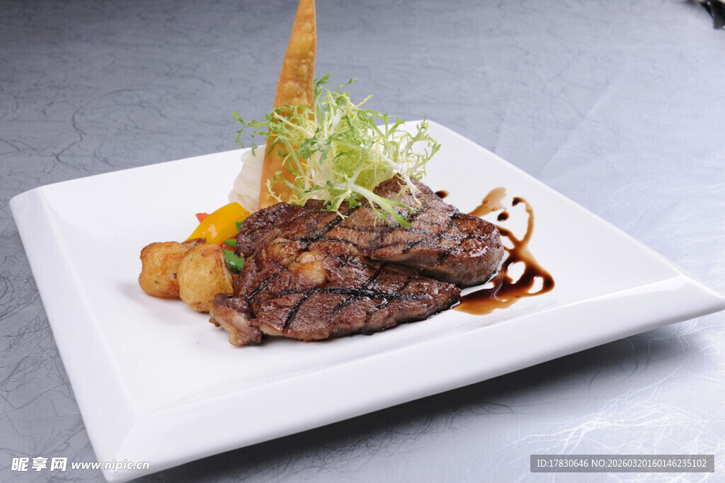 精致摆盘的美味牛排料理