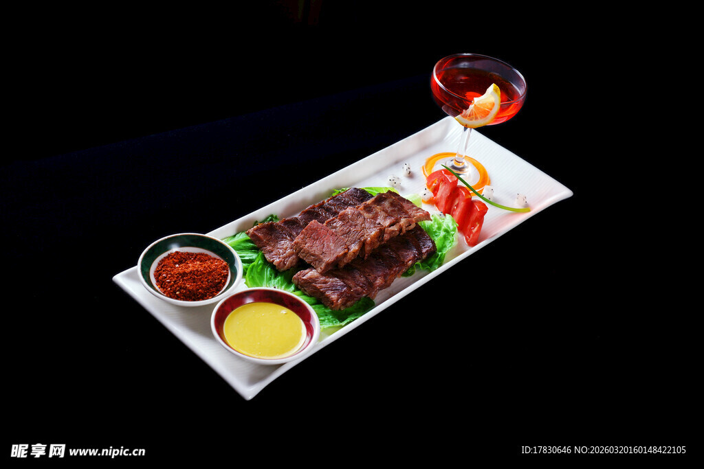 美味牛排配红酒与配菜