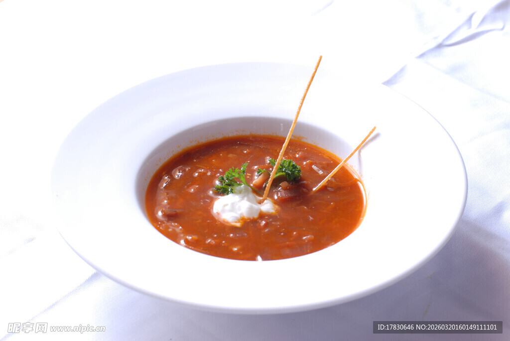 美味番茄浓汤配精致点缀