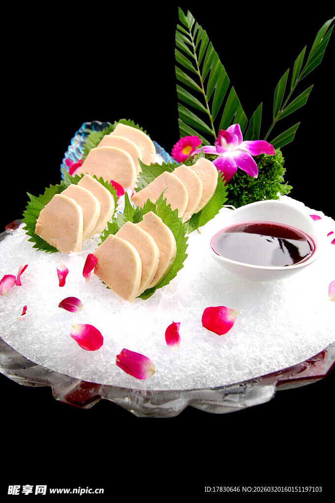 冰镇鹅肝配蘸料摆盘精美