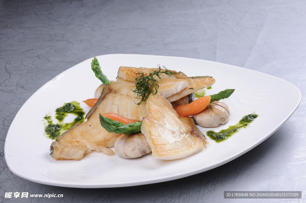 香煎鱼片配时蔬