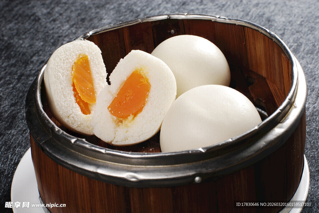 美味咸鸭蛋置于竹制蒸笼中