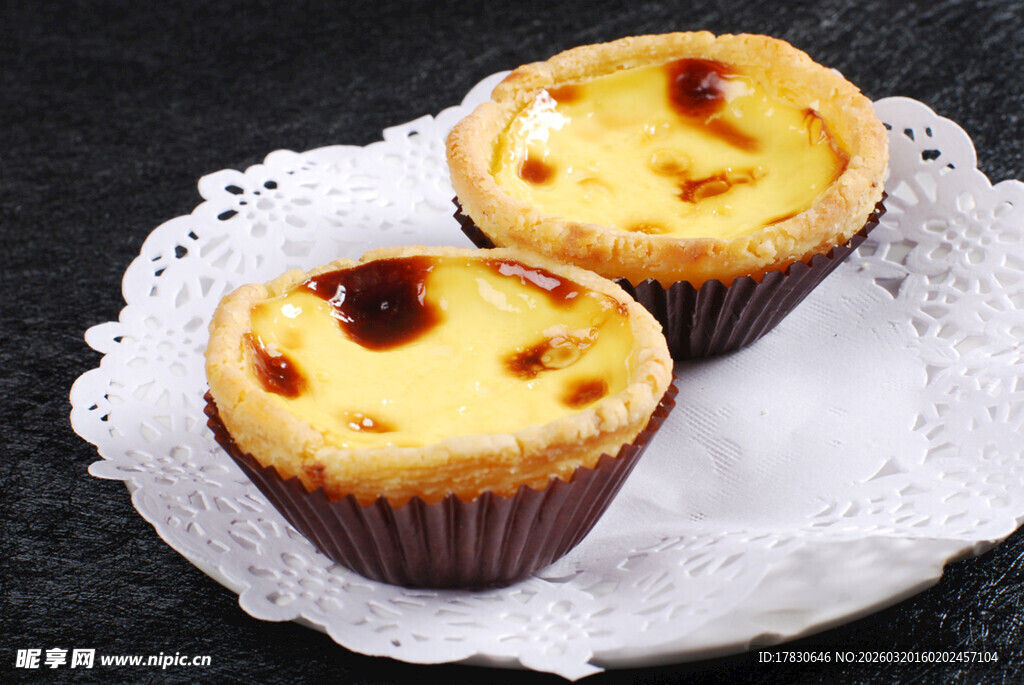 美味蛋挞摆于白色蕾丝盘