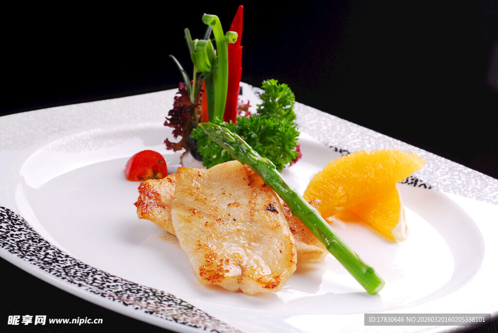 精致摆盘的美味煎鱼