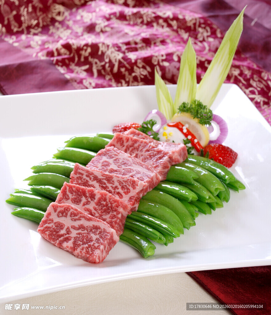 鲜嫩牛肉配青豆摆盘