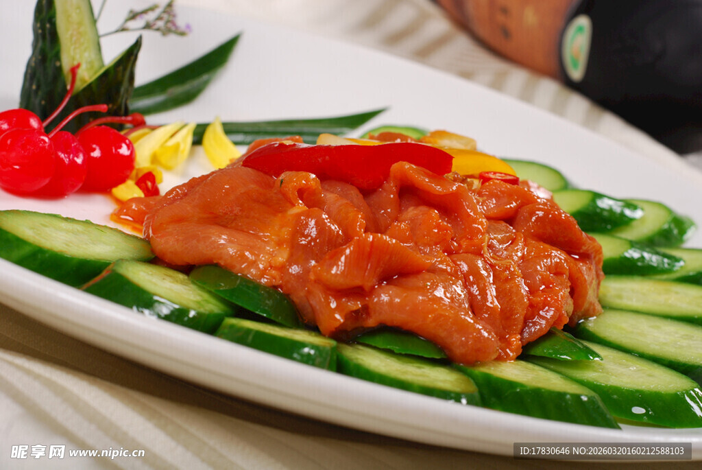 红烧肉片配翠绿黄瓜
