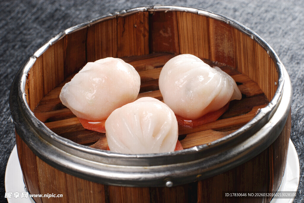 竹制蒸笼里的美味虾饺