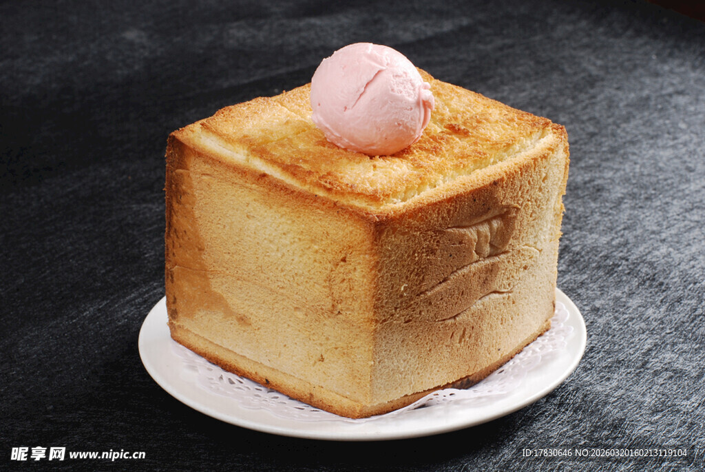 方形云朵蛋糕顶部有粉球