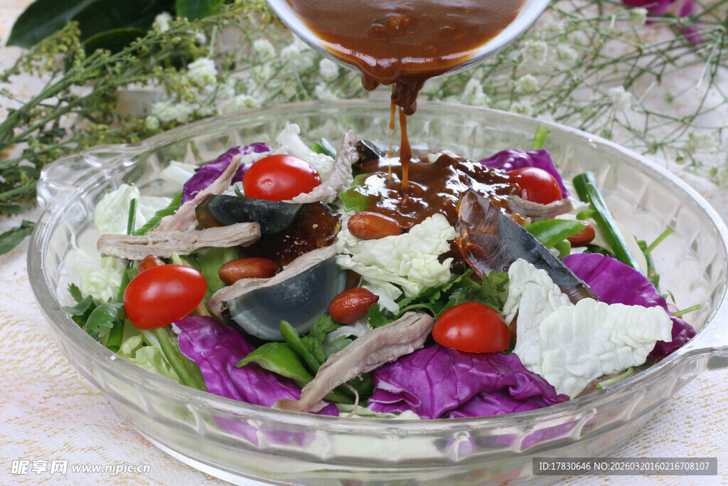 美味蔬菜沙拉正在浇汁