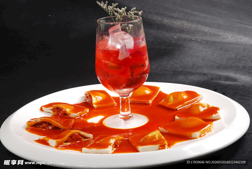 红意面配红饮精致餐点