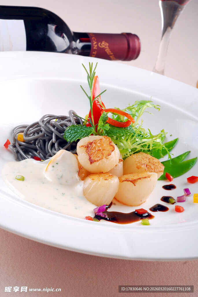 精致摆盘的美味海鲜佳肴