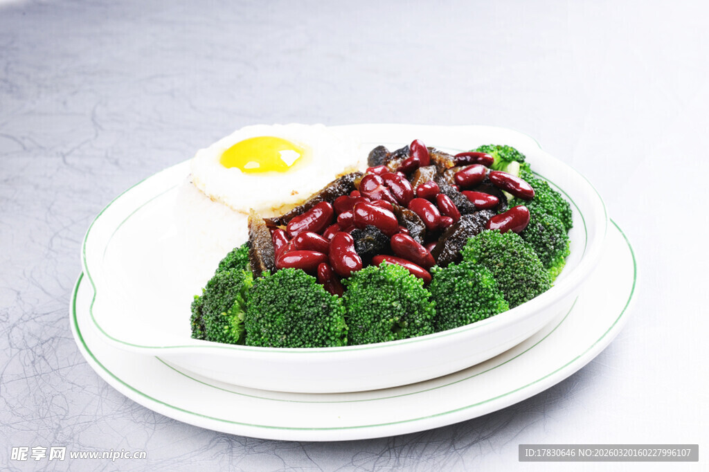 西兰花配炒蛋与酱料