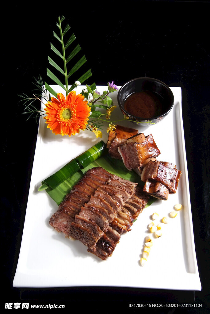 精致摆盘的美味特色卤味