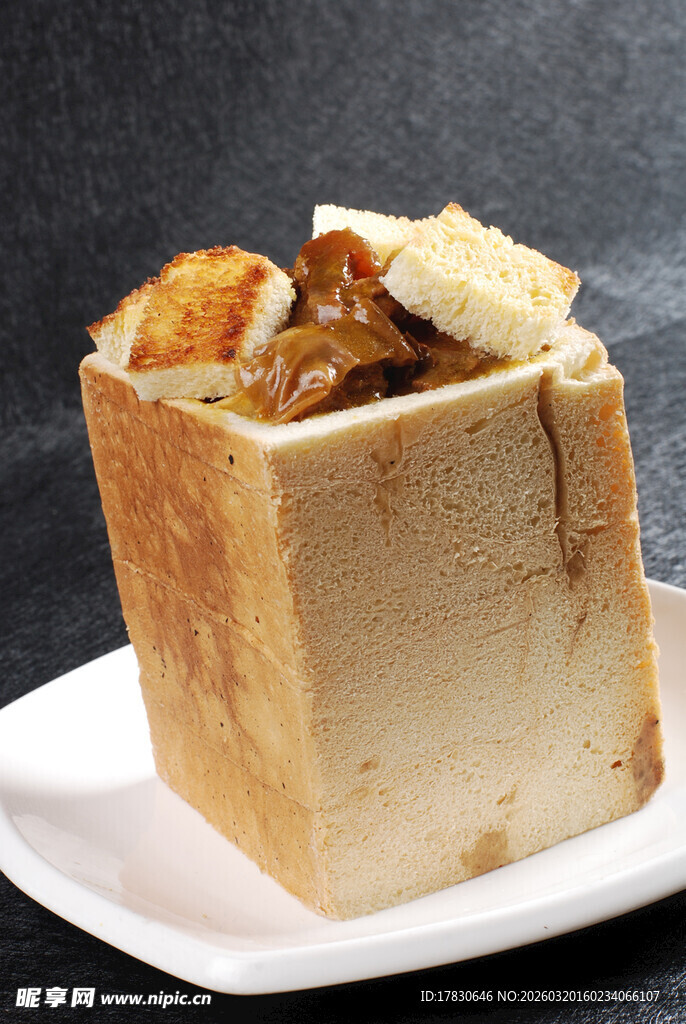 面包碗盛装的美味菜肴