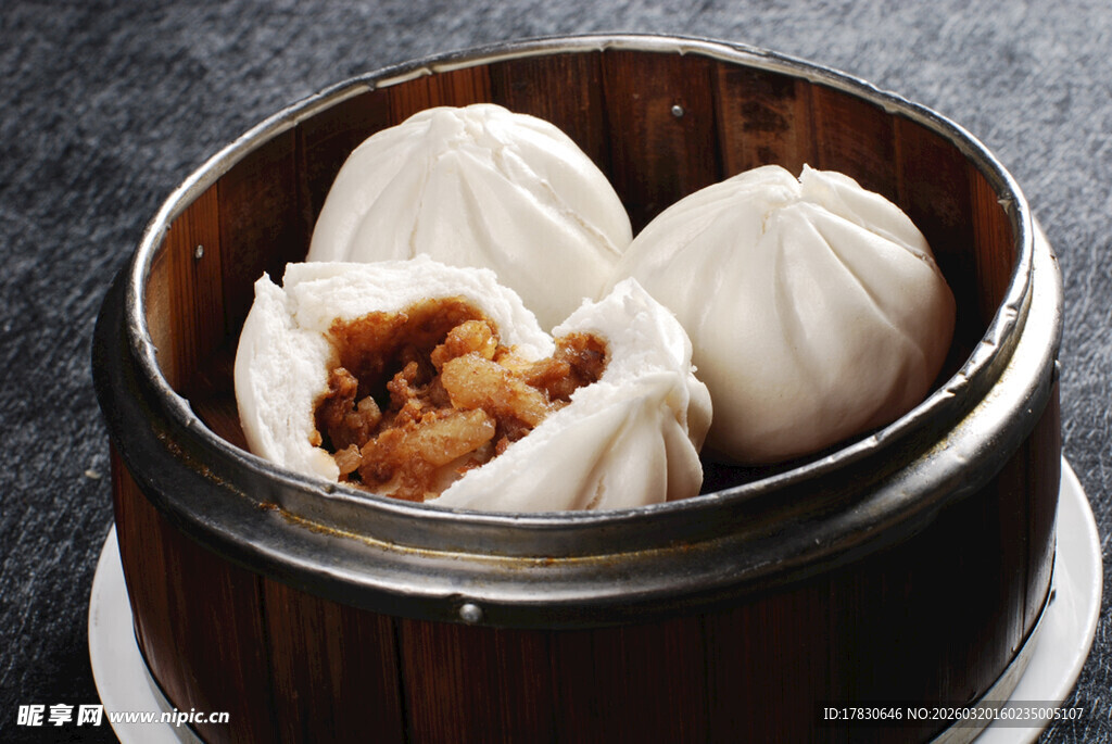 蒸笼里的美味包子