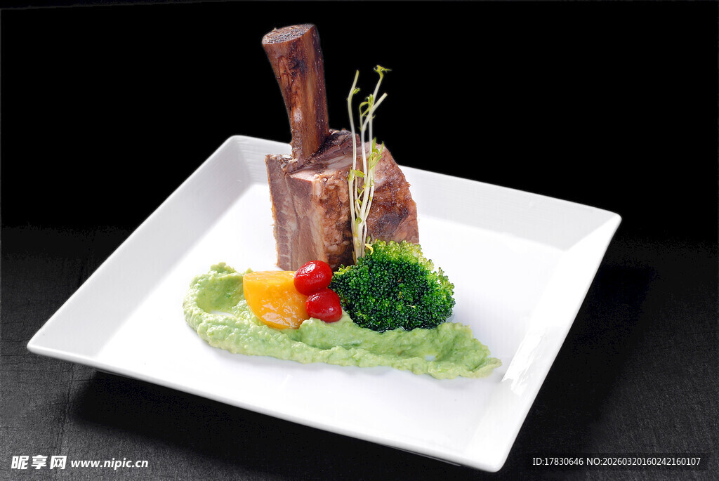 精致摆盘的创意牛排料理